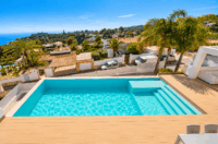 Pool mit Meerblick