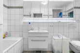 Badezimmer mit Dusche und Wanne - Stilvolle 4 Zimmer Maisonette Wohnung mit Gartenparadies