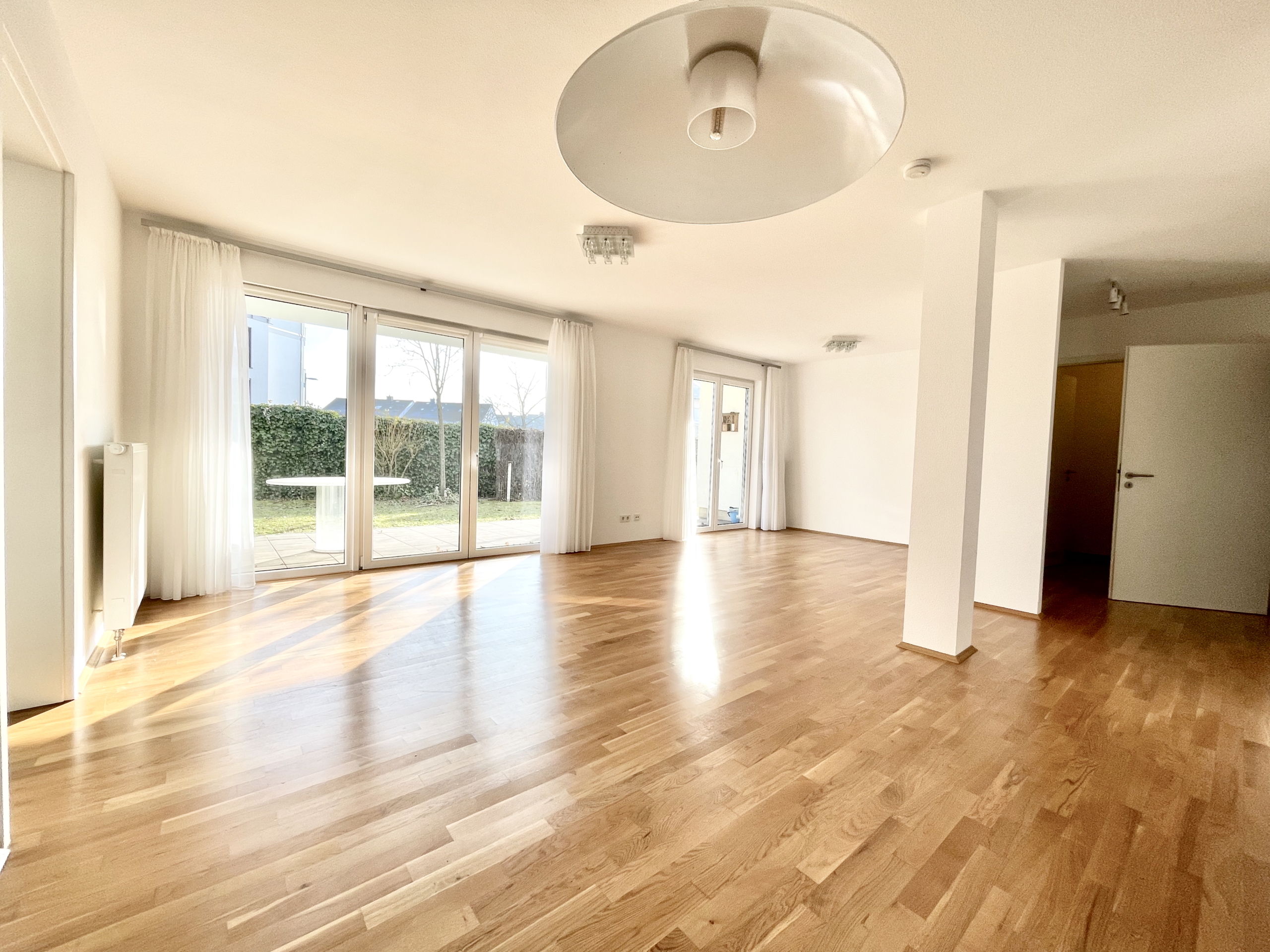 Das geräumige Wohnzimmer