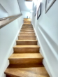 Treppe zum OG - Ein Zuhause mit Haltung: Stil, Technik, Geborgenheit – alles auf höchstem Niveau