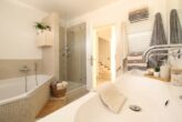 Bad mit Wanne und Dusche
