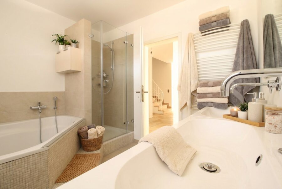 Bad mit Wanne und Dusche