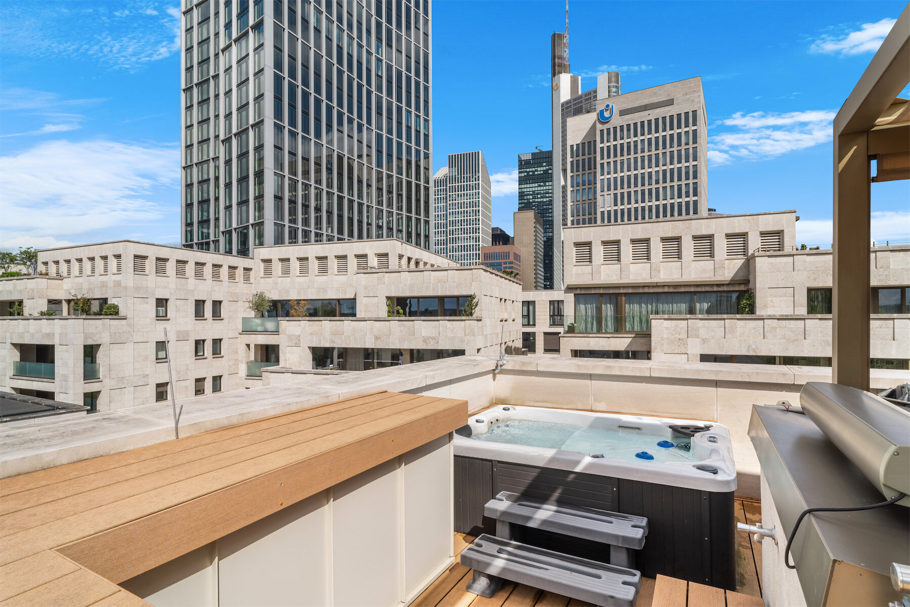 Whirlpool mit Skylineblick