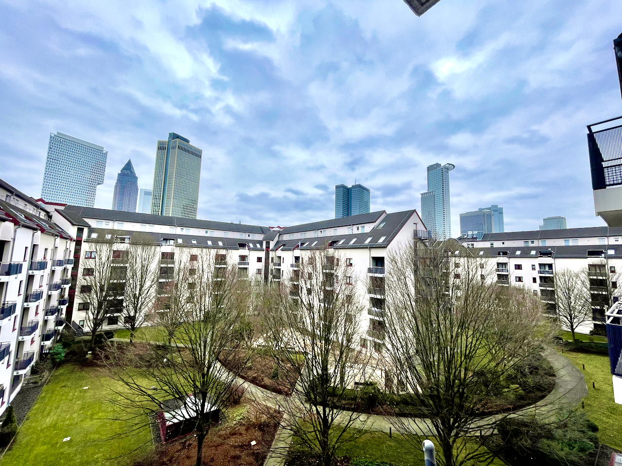 Skyline und Parkanlage