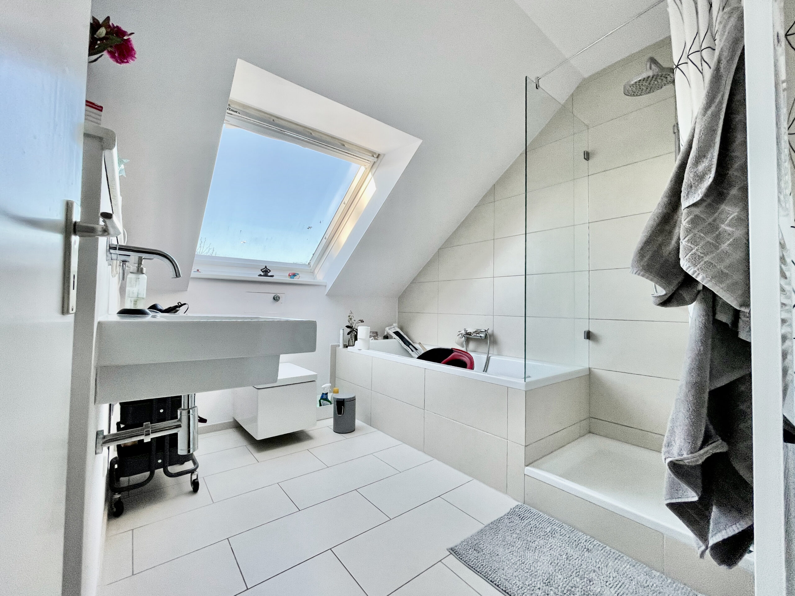 Bad mit Wanne und Dusche