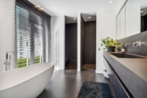 Einzigartige Luxusimmobilie: Perfekte Kombination von Wohnen und Gewerbe - Luxuriöses Ambiente für Büro oder Praxis! - Badezimmer mit freistehender Wanne